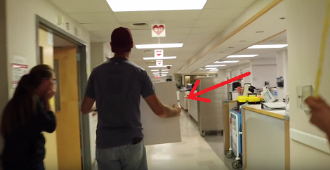 Man Walked Into A Hospital Carrying A Big Sign.…