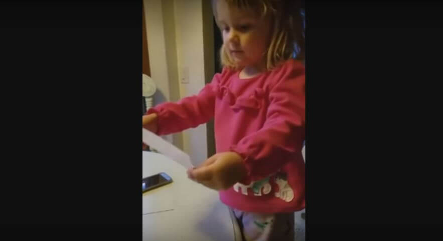 This Little Girl Is Too Excited To Prepare The Christmas Cards Herself. She’s So Cute!