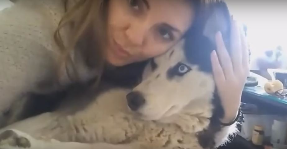 Lady Serenades Husky With ‘I Will Always Love You’. This Will Melt Your Heart!